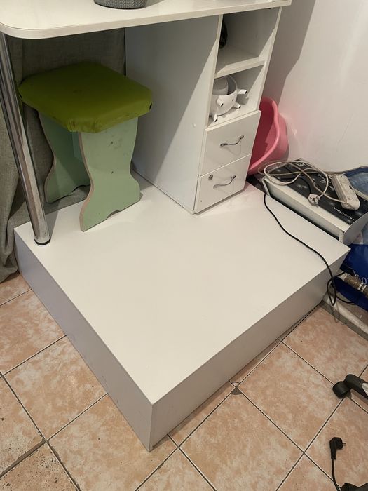 Продам маникюрный стол