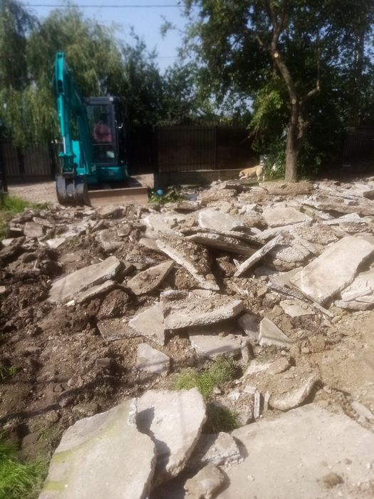 Miniexcavator de închiriat 4.2t cu picon pt săpături fundații demolări