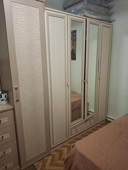 Шкаф с зеркалами в хорошем состояние