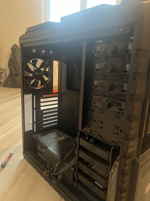 Vand carcasa asus tuf inside , aceasta are 4 coolere