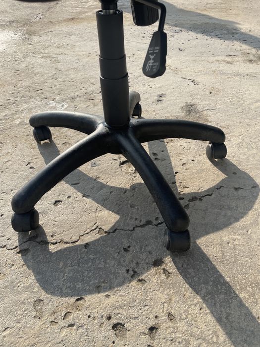 Офисное кожаное кресло, 1 штука.