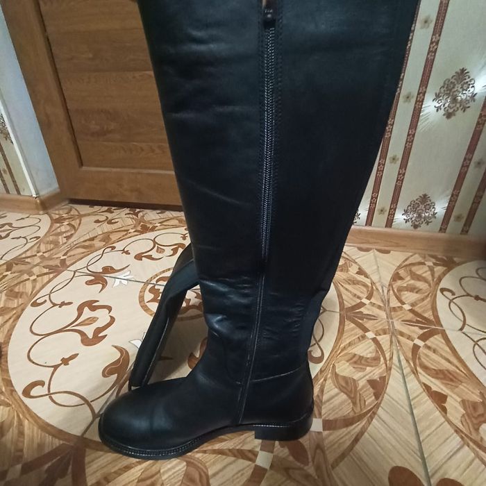 Продаются кожаные сапоги новые