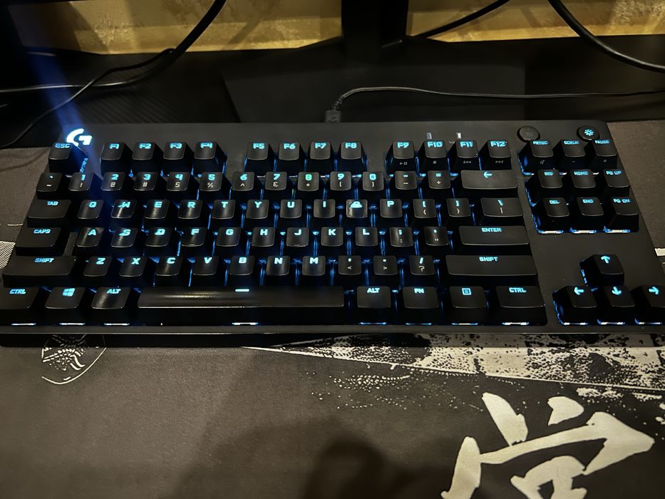 Logitech клавиатура