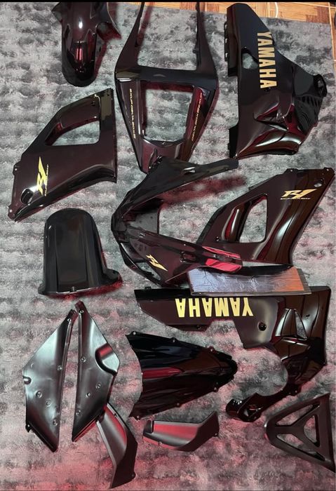 Vând Full BodyKit Yamaha YZF-R1 2000-2001 Black cu Logo-uri Gold ‼️