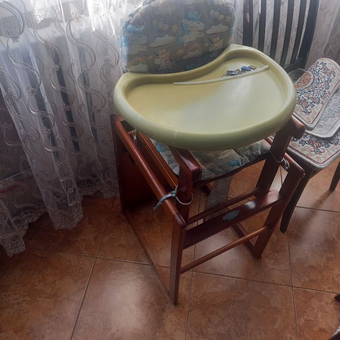 Продам стульчик для кормления ребёнка.