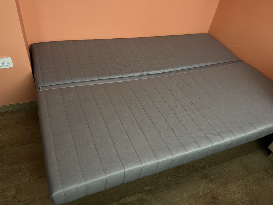 Разтегателен диван с подматрачна рамка