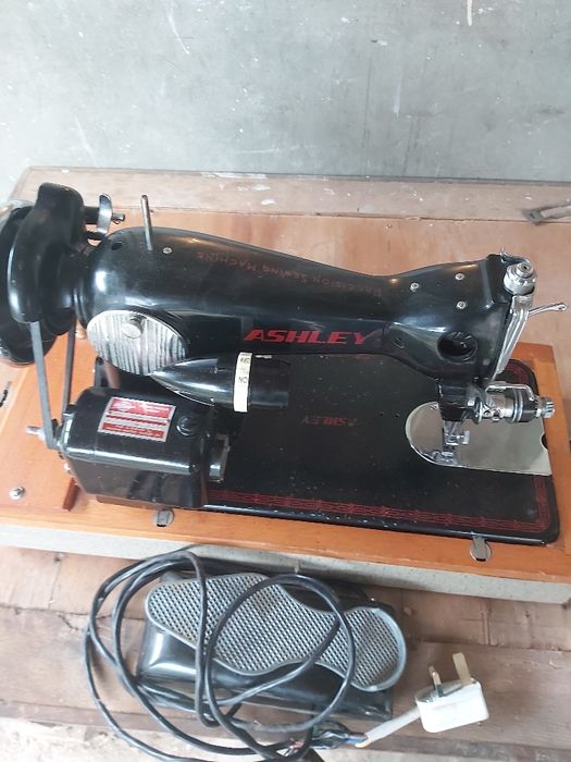 Masină de cusut Laura ashley