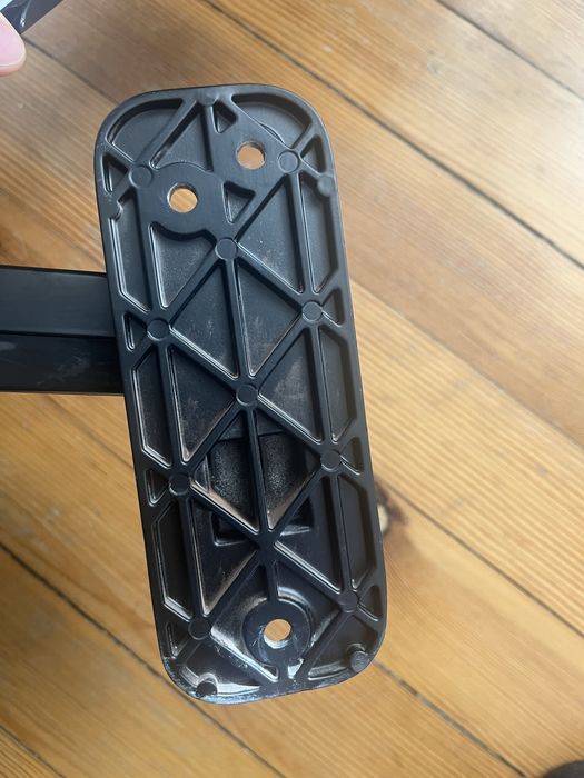 Продавам стойка за монитор на стена