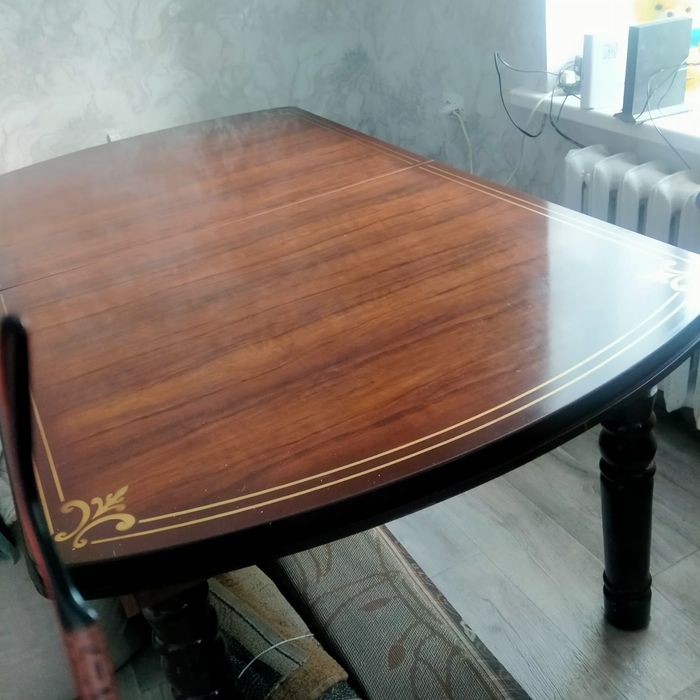 Продается обеденный стол
