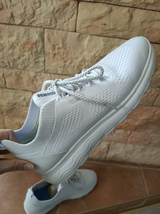 Продам женские кроссовки