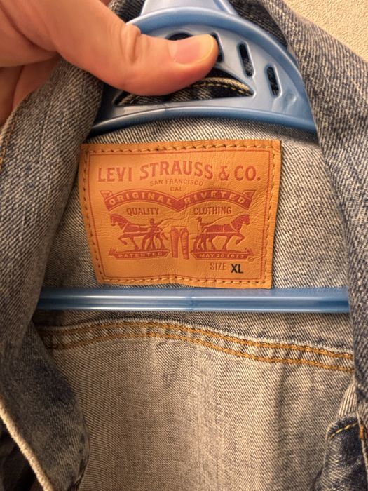 Джинсовая курта levis оригинал , кожаная куртка в подарок