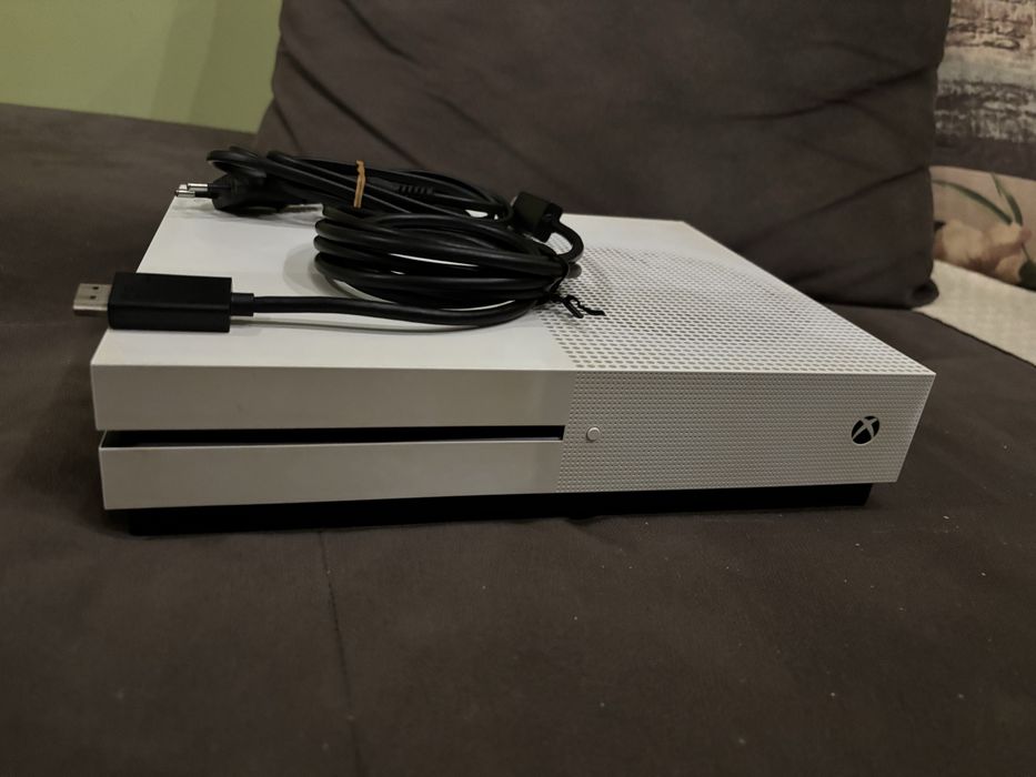 Xbox One S 1TB с игри