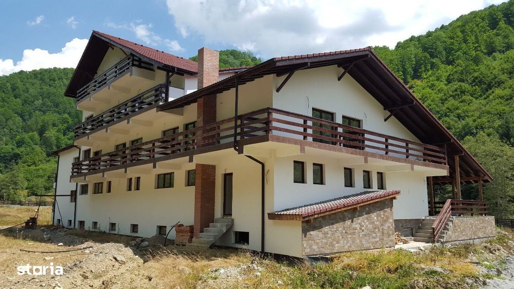 Pensiune / Hotel in Voineasa si 11 561 mp teren intravilan