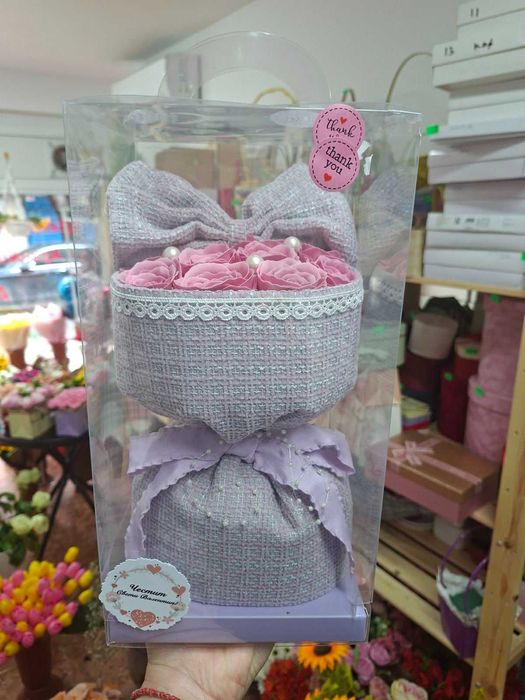 Подаръкфза 14ти Февруари изкуствени цветя от фоам