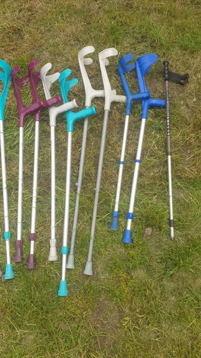 Cârje  carjă ca noi și orteza  orteza pentru imobilizarea la  calcai