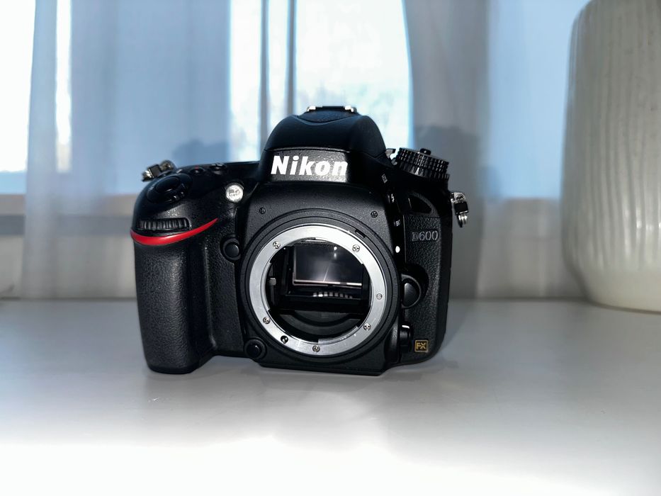 Nikon D600, senzor Full Frame (FX) de 24.3 MP