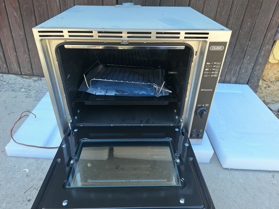 Продавам Газова фурна Дометик/Dometic,неразличима от нова