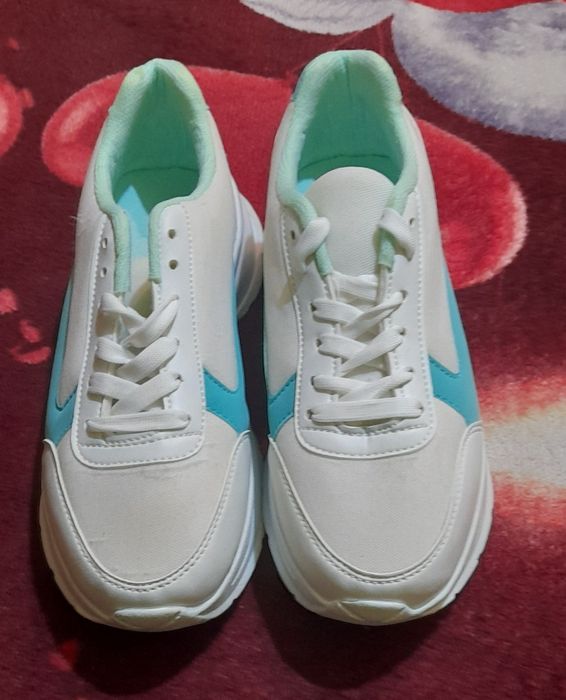 Vând urgent adidași mărime 38