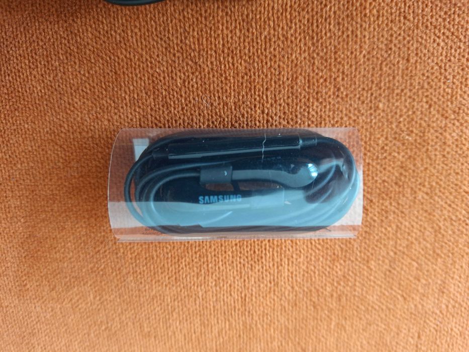 Căști hands free cu fir,  noi,  Samsung In-Ear EO-EG920 de culoare neagră, echipate cu conector Jack de 3.5 mm, microfon și telecomandă pe fir