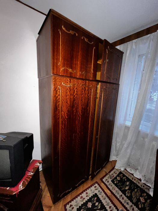 Vand mobila veche din lemn masiv