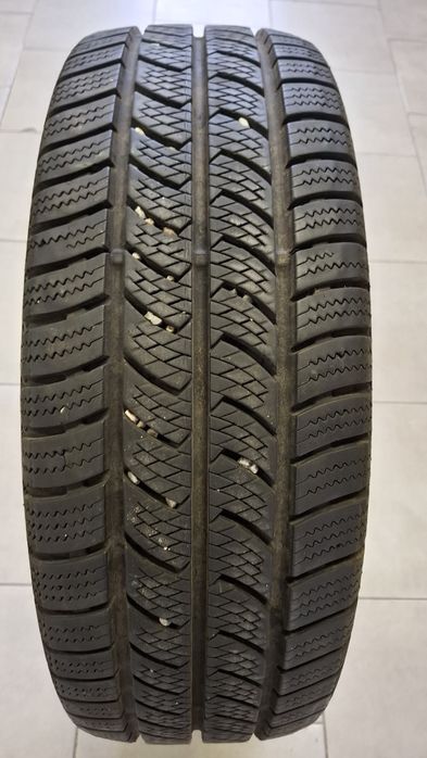 Зимна бусова гума Continental 215 70 15С