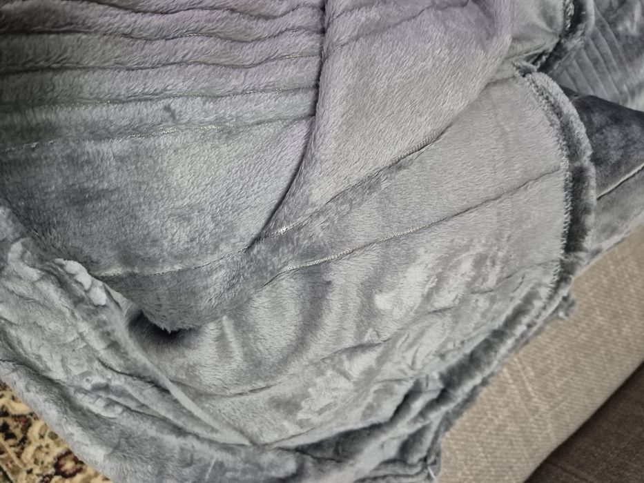 Продам  пледы новые цвет серый