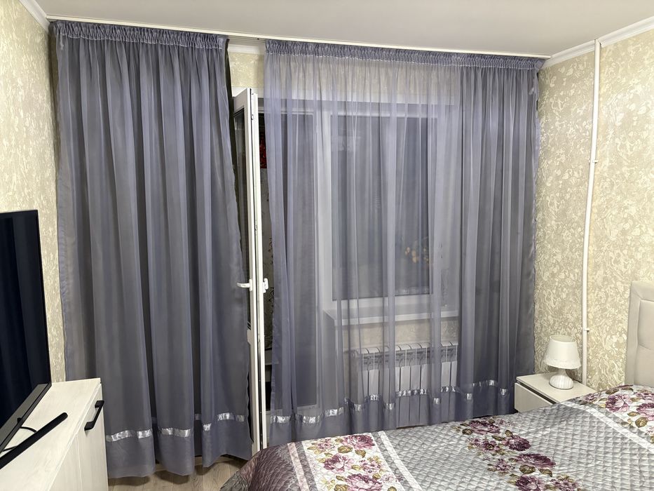 Шторы в спальню с балконом