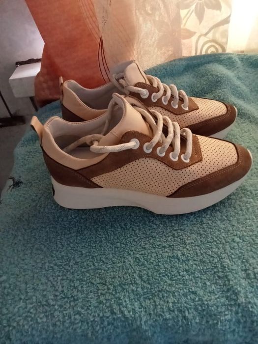 Кроссовки женские