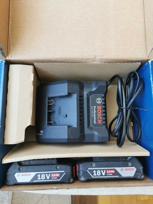 Оригинално зарядно Bosch/Бош и 2 батерии 18 v