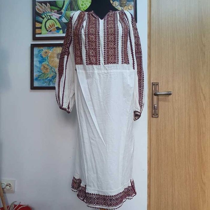 Rochie traditionala brodata de mana