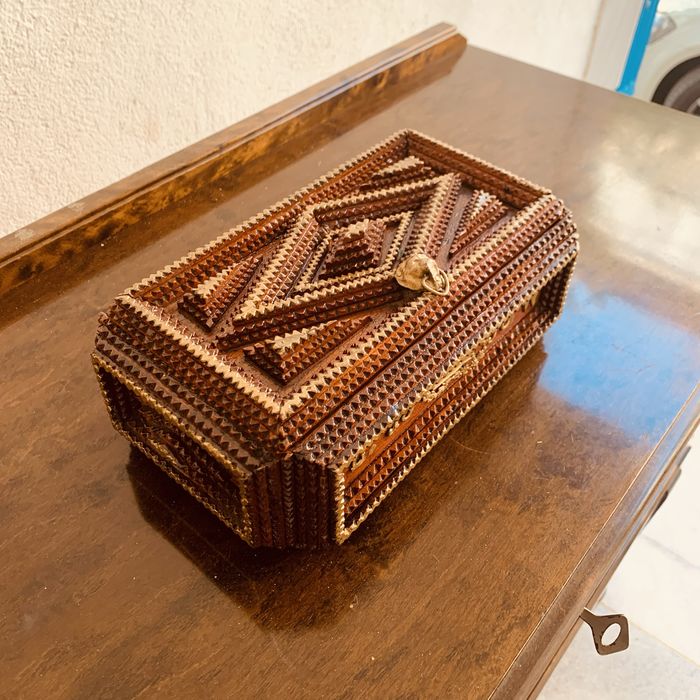 Антикварна “Tramp Box” кутия от 1898 година