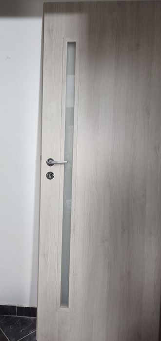 Șase uși pentru interior cu geam mat și toc reglabil,  de calitate sup