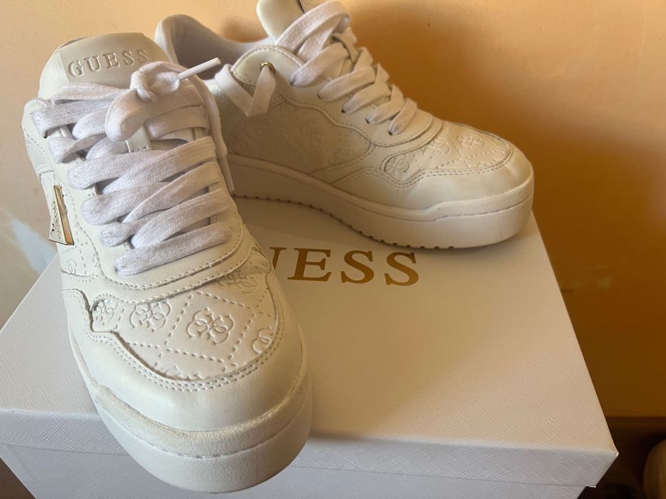 Бели кецове Guess