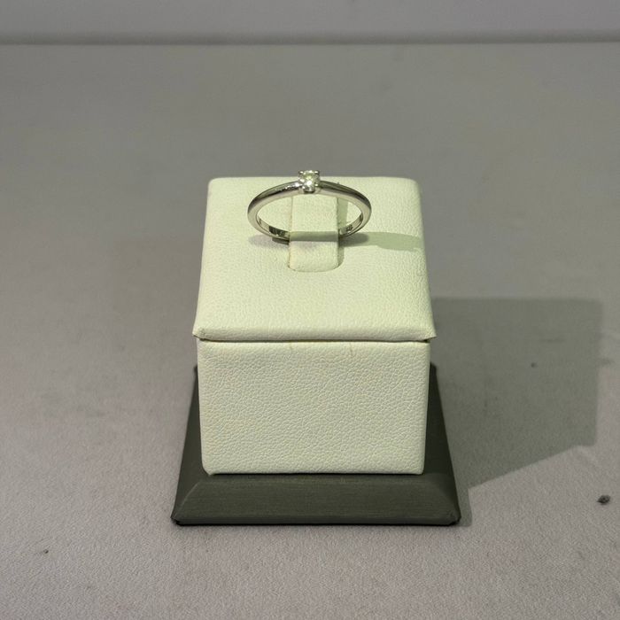 Золотое кольцо с бриллиантом/ СА