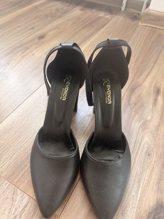 Tocuri elegante negre