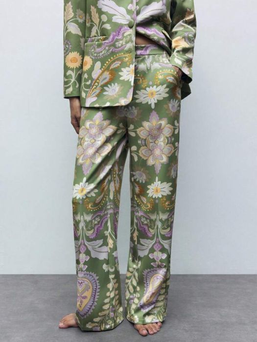 Сатениран дамски костюм, сако и панталон