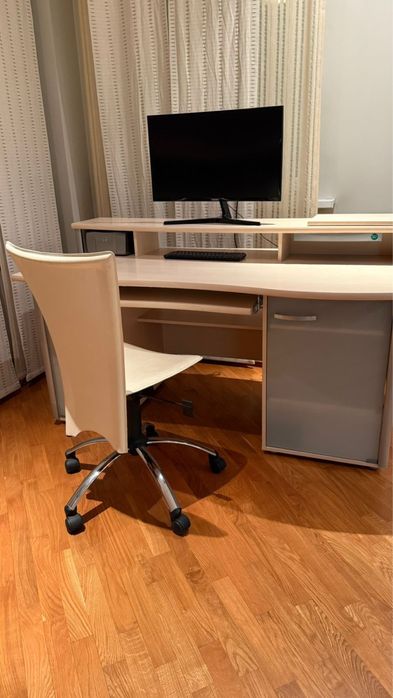 Стол письменный бежевый. СРОЧНО