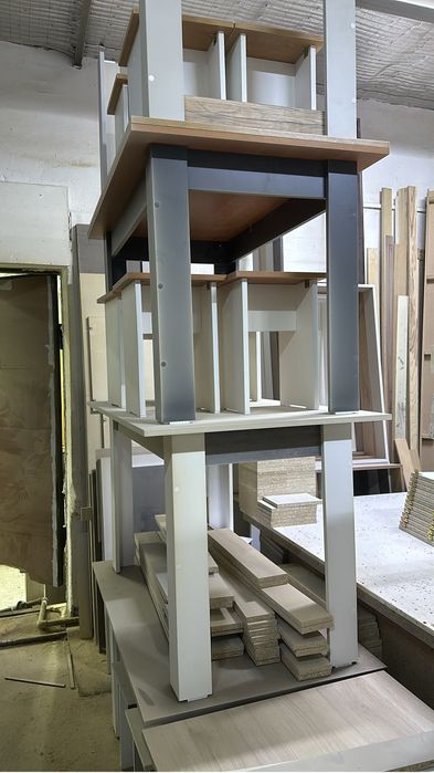 Стол кухонный и 4 табуретки!