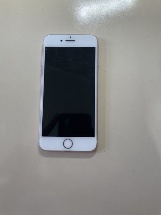 Продаю Айфон 7.