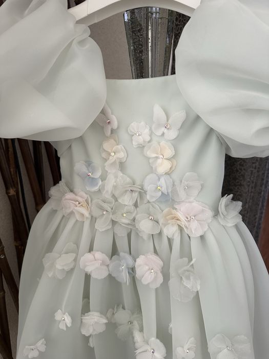 Продам нарядное платье для девочки.