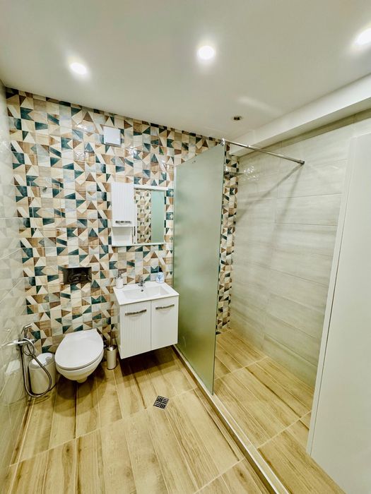 ЧИСТО НОВ обзаведен апартамент с двор и включено паркомясто в цената