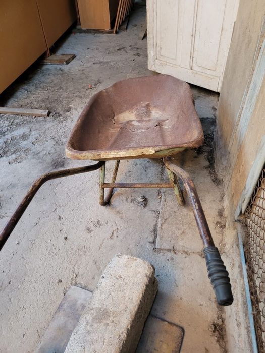 Тачка стороительня на колесах