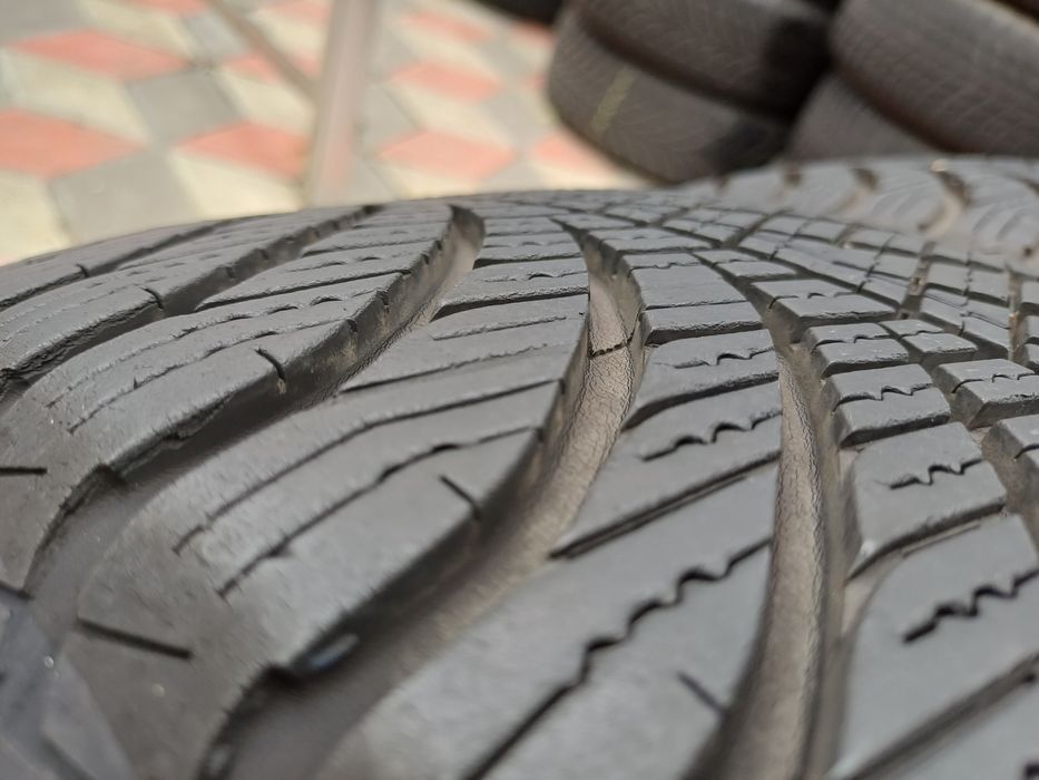 Vând 2 anvelope de iarna 205 50 r17 GOODYEAR foarte bune