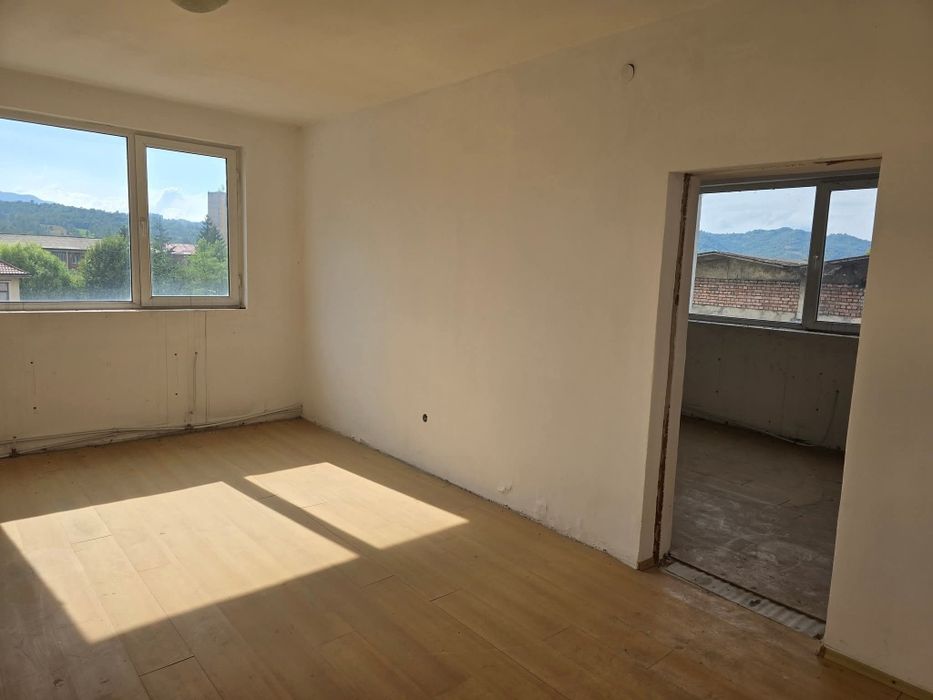 Bloc 40 apartamente.  Petroșani zona Dacia.