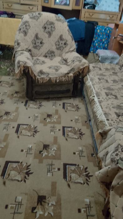 Продам угловой диван с креслом
