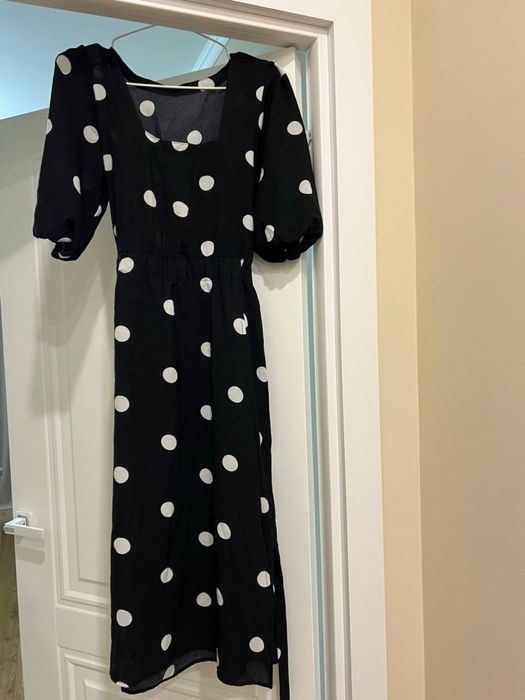 Продам черное платье в горошек.