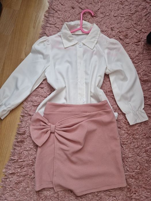 Vând 2 seturi de uniformă pentru fetițe de 5 ani