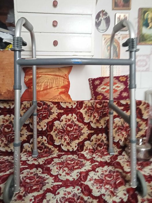 Pentru Handicapati- Cadru de Sprijin cu Rotile si Piciore Ski