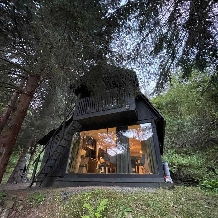 Escapadă la munte: Cabană primitoare în Comuna Bulz cu ciubăr inclus