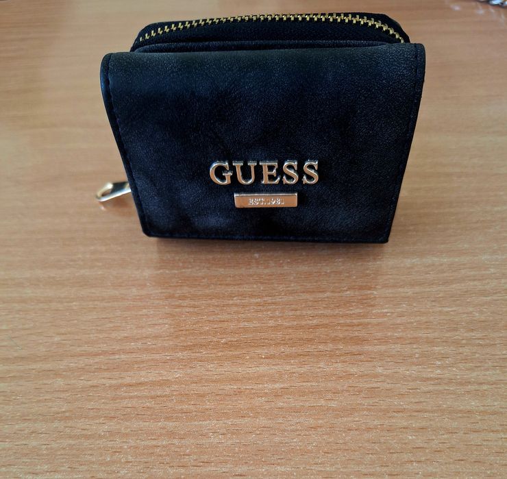 Портмоне Guess за жени
